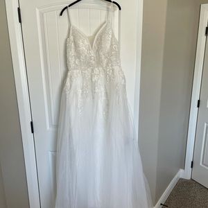 A line V neck tulle wedding dress